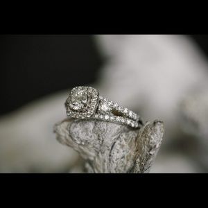 Beautiful Halo Diamond ring !!